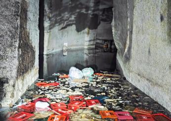 Napoli, gigantesca discarica abusiva scoperta nel sottosuolo di via Montesanto. Il geologo Minin: “Mai vista una cosa del genere, rifiuti degli ultimi tre anni. Frutto dell’ignoranza” | VIDEO