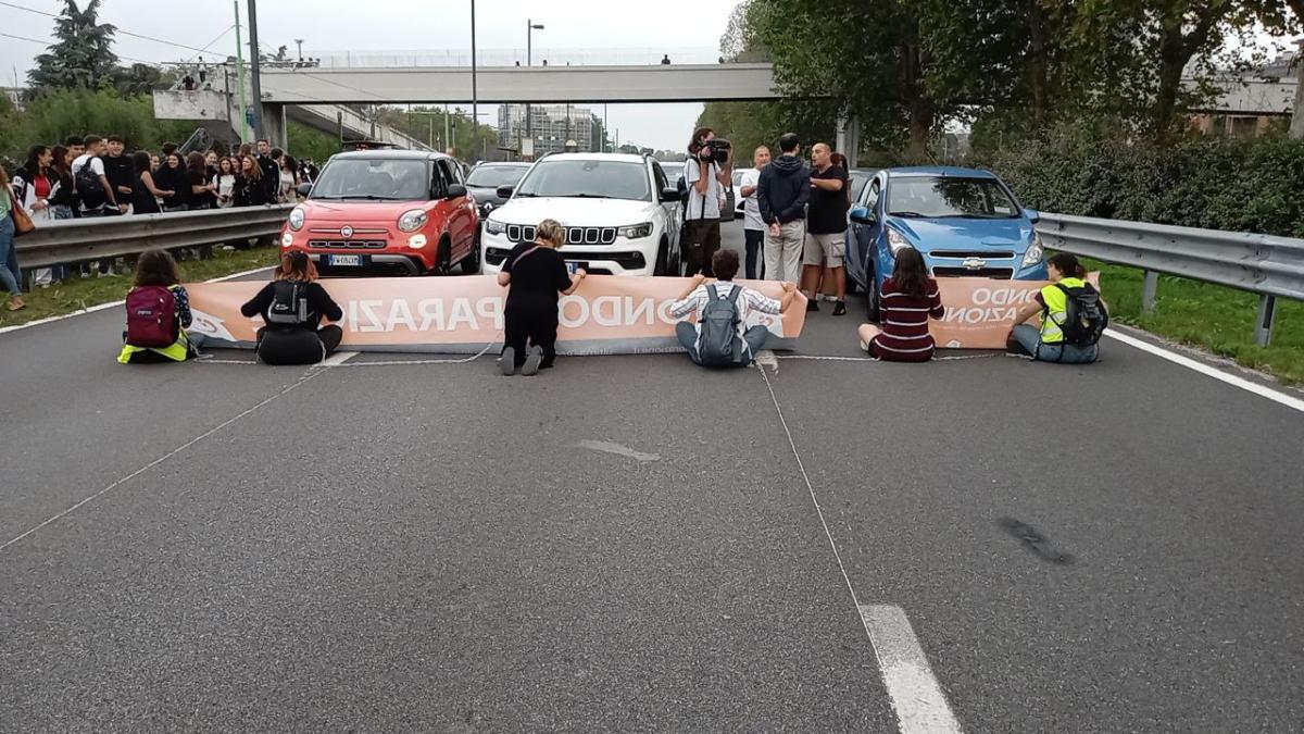 Milano, protesta di Ultima Generazione in viale Fulvio Testi: attiv…