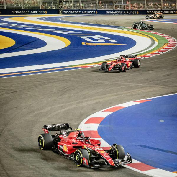 F1, seconde prove libere: a muro Sainz, poi Hulkenberg. Due bandiere rosse