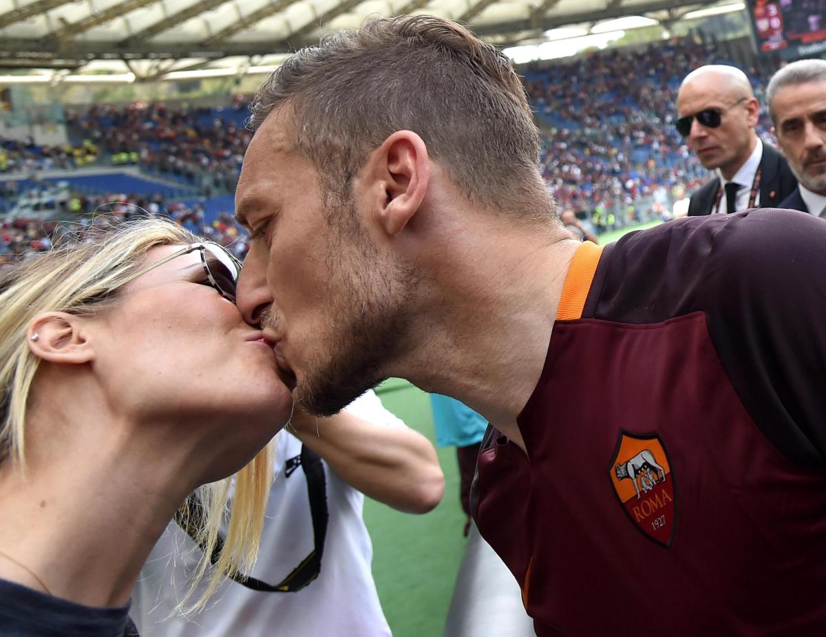 Ilary Blasi e Totti hanno fatto pace? Corona sgancia la bomba all’inizio del processo per la separazione