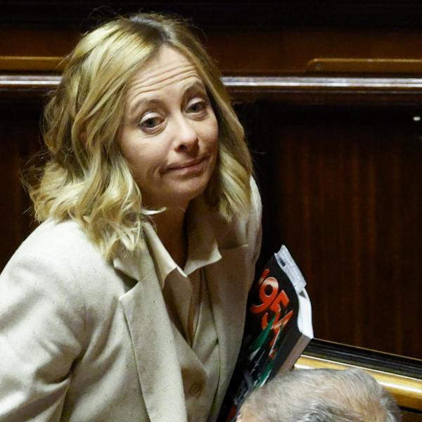 Meloni tra le basette alla Milei e Caivano oh-oh: in Parlamento è tutto uno show