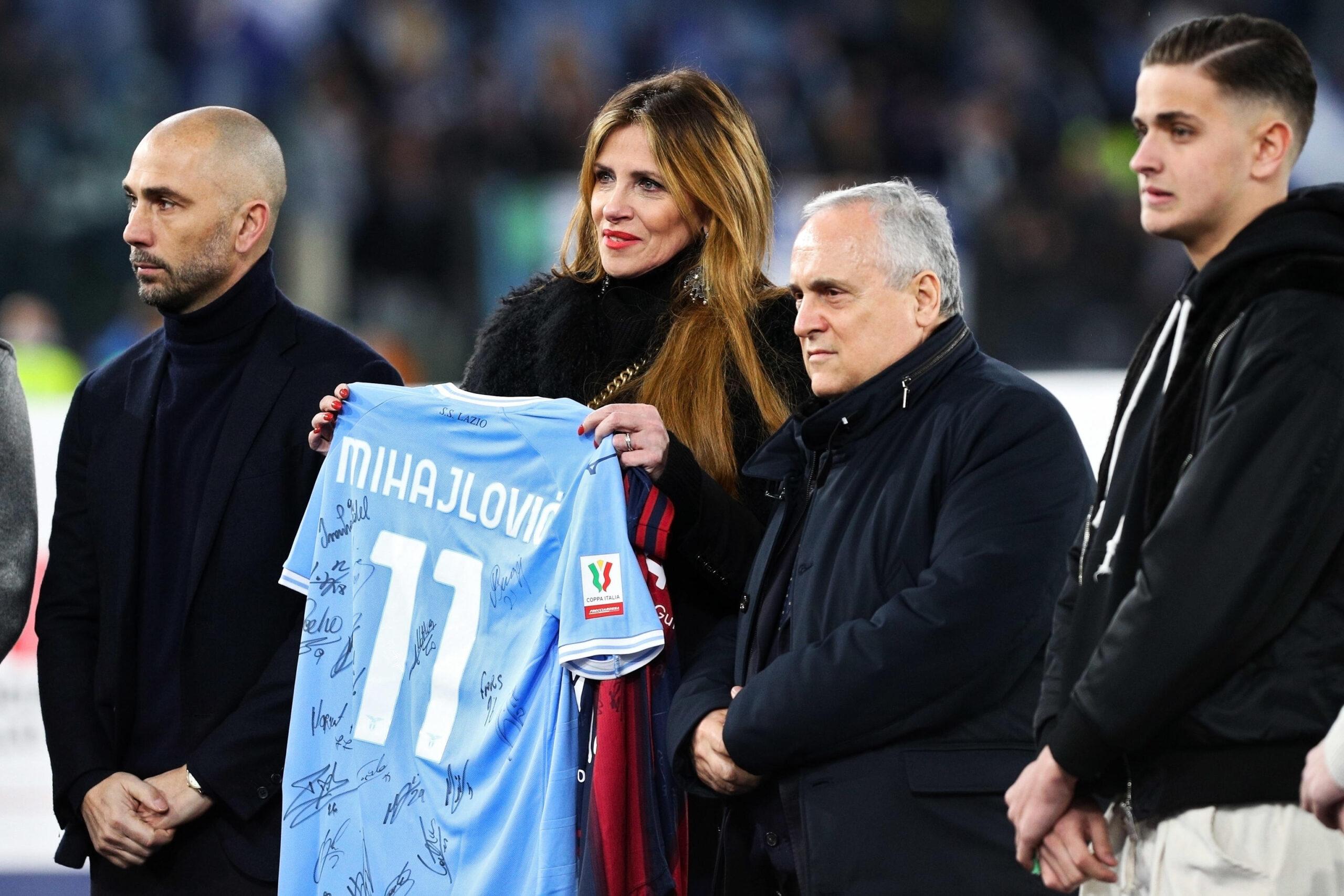 Sinisa Mihajlovic tra le leggende del Tour dello Stadio Olimpico. Lazio e Roma donano due maglie