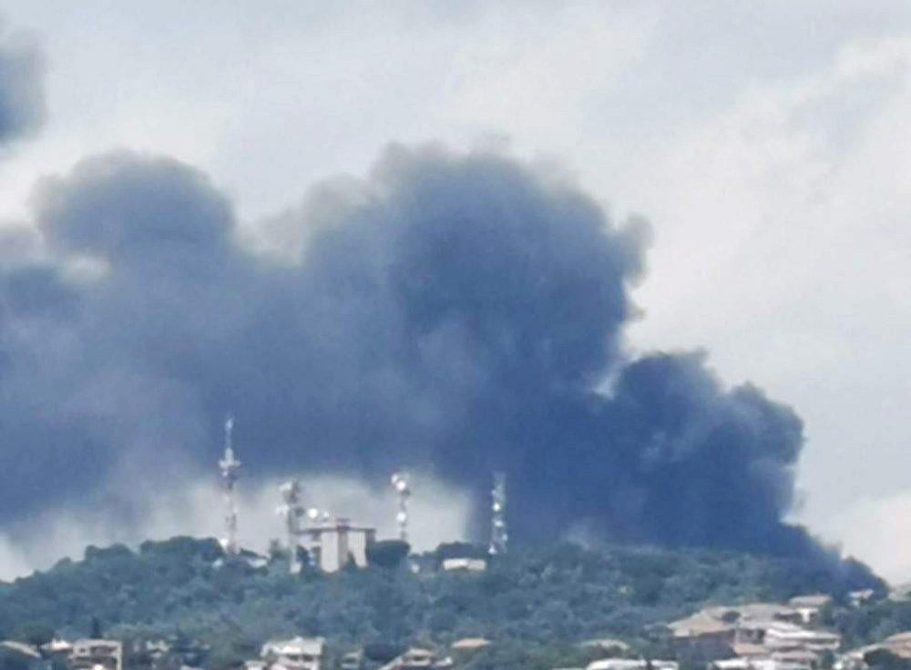 Incendio a San Gregorio nel catanese, fiamme divampate all’interno di un deposito di automezzi