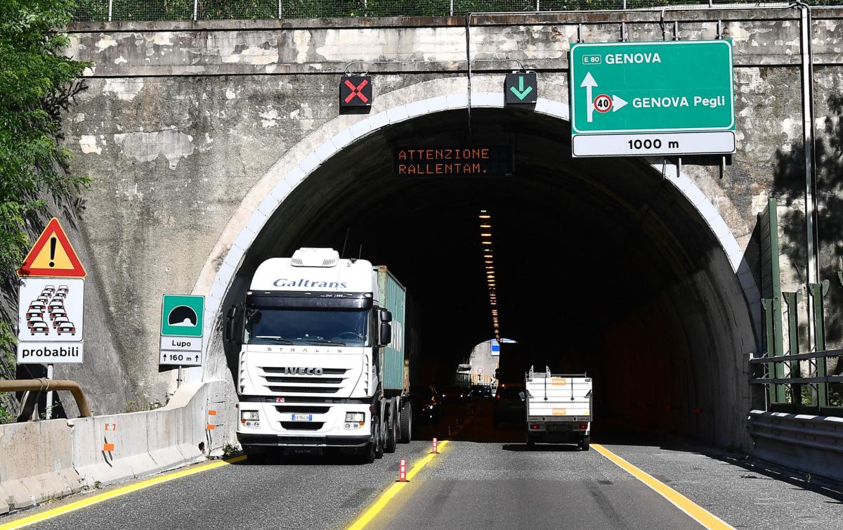 Imperia, incidente sull’A10: un tir prende fuoco, autostrada chiusa