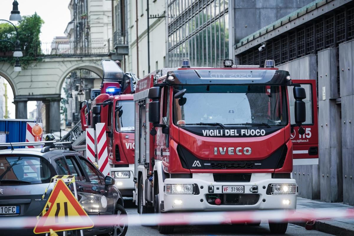 Genova, incendio a Vernazzola: in fiamme 3 auto e un camper