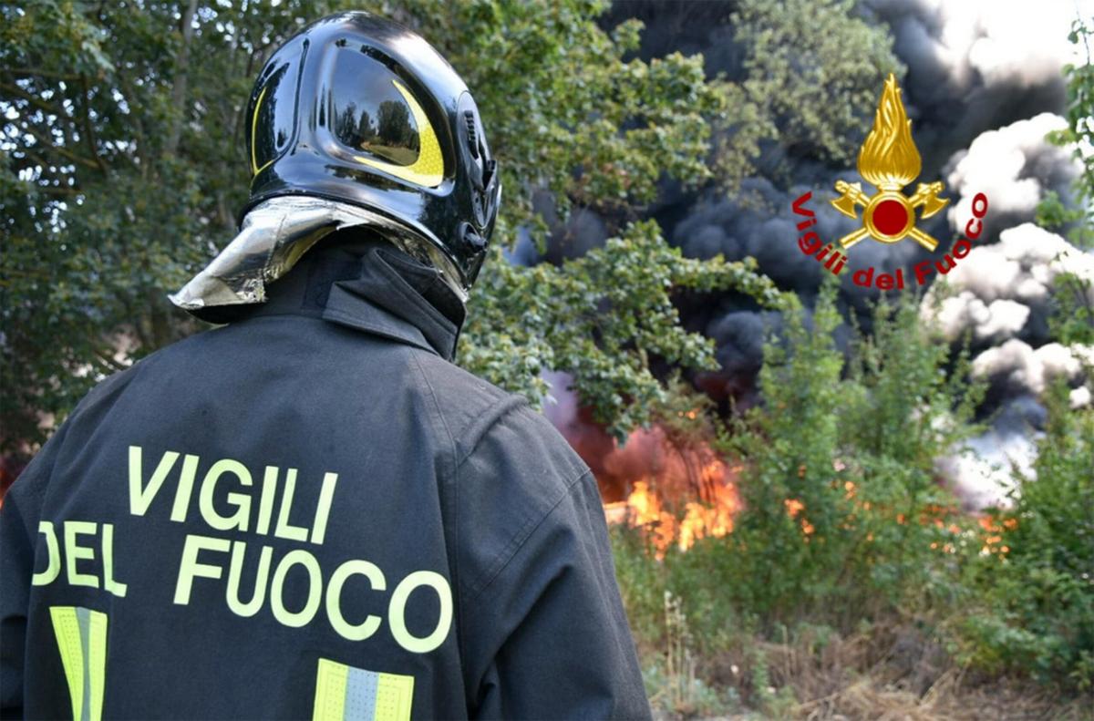 Incendio nel Fiorentino, le fiamme minacciano le abitazioni: Vigili…