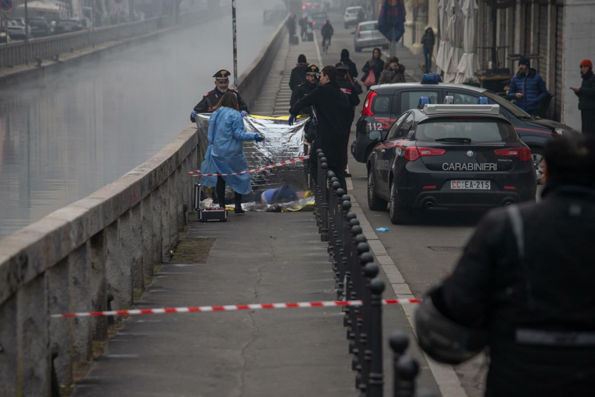 Milano, trovato un cadavere nelle acque del Naviglio: è un uomo di circa 80 anni