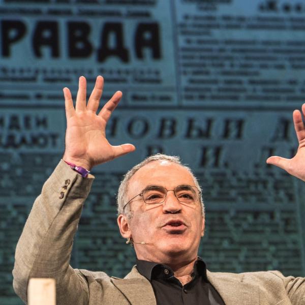 Russia, scatta l’arresto in contumacia per lo scacchista Kasparov: è accusato di “terrorismo”