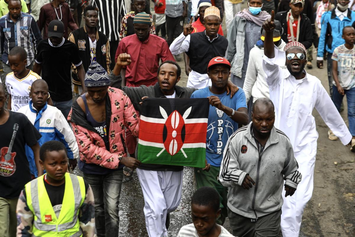 Kenya, proseguono le proteste dopo il ritiro della legge finanziaria: “Il presidente Ruto deve andarsene” | VIDEO