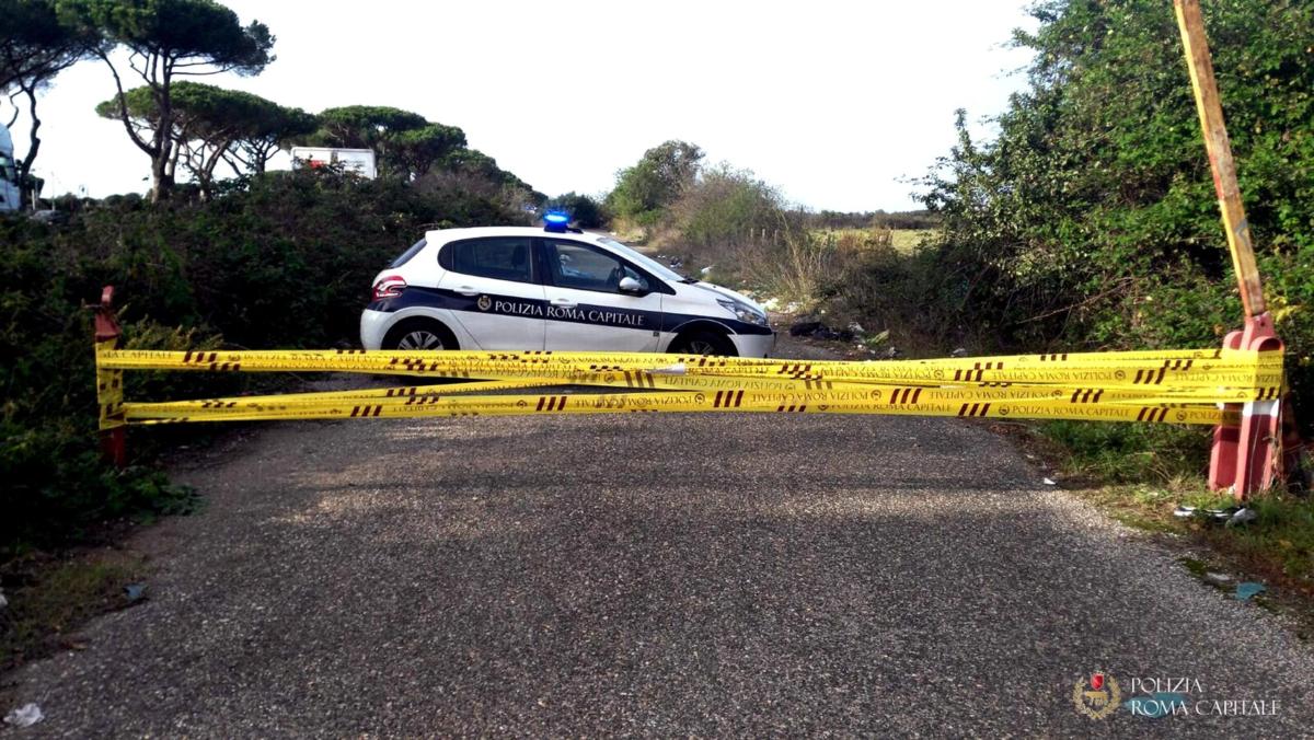 Roma, incendio sulla via Pontina all’altezza di Tor de Cenci: auto prende fuoco, salvo il conducente