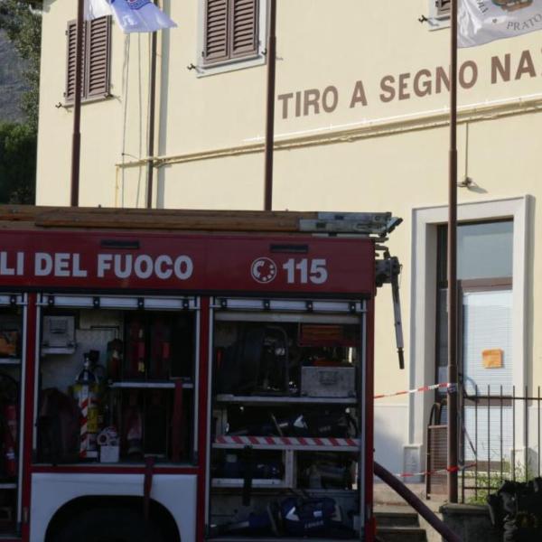 Prato, grave incendio al poligono di Galceti: due morti. Vigili del Fuoco sul posto