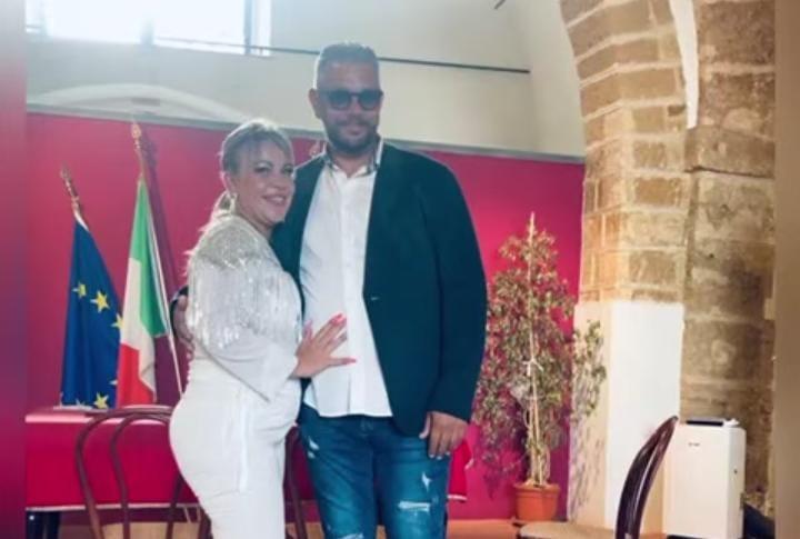 Angela da Mondello, matrimonio dopo 18 anni con il suo Giuseppe: fuochi d’artificio in strada. VIDEO