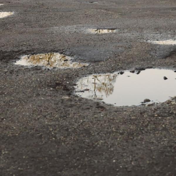 Asfalto bagnato, buca piena d’acqua: chi cade sulla strada o sulla pista ciclabile può richiedere un risarcimento?