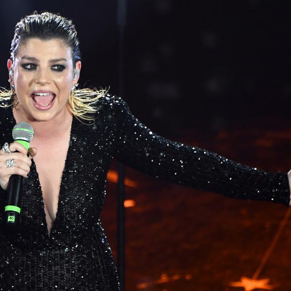 Emma regala biglietti per il suo tour a una mamma in difficoltà. Il bel gesto della cantante sui social