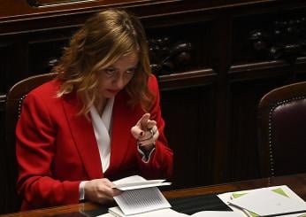 La Lega diserta la Camera durante il discorso di Meloni e l’opposizione ironizza: “Colpa dei treni”