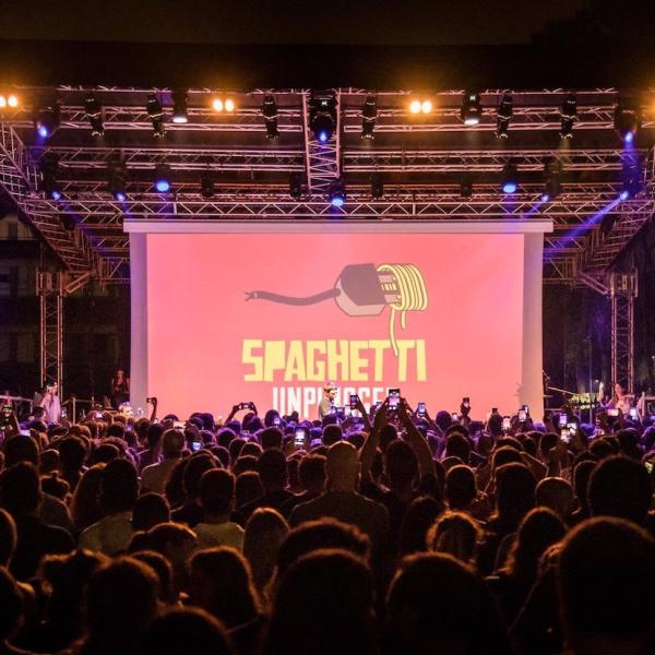 10 anni di Spaghetti Unplugged: da Nesli ai Santi Francesi, il cast completo