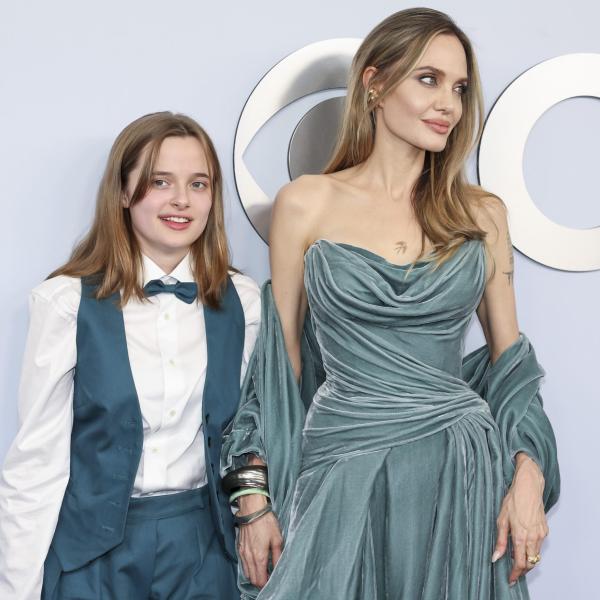 Angelina Jolie e la figlia Vivienne hanno un tatuaggio abbinato: il significato e cosa c’è scritto