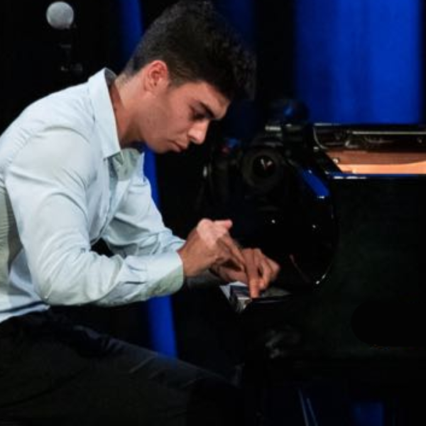 Gabriele Rossi, il pianista di tiktok da Tu sì que vales alla tournee con Gabry Ponte: “Mi vedrete anche in Rai”