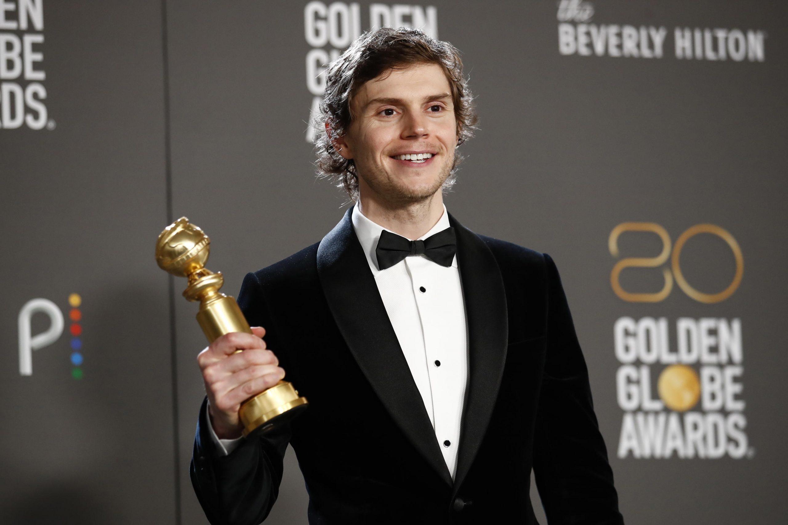 Golden Globes, la madre di una vittima di Jeffrey Dahmer contro il premio a Evan Peters