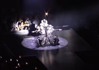 Madonna cade sul palco del concerto a Seattle: il video dello scivolone dalla sedia