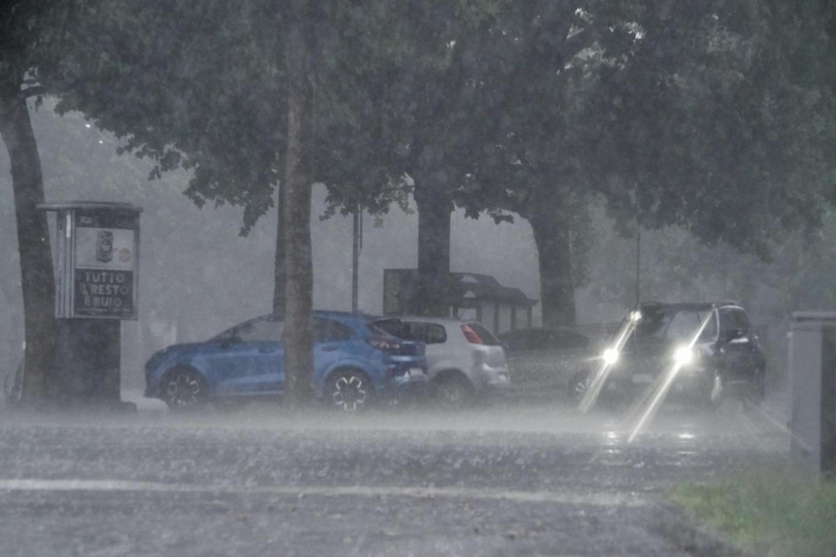 Maltempo, nubifragio su Belluno: frane e strade allagate. In due or…