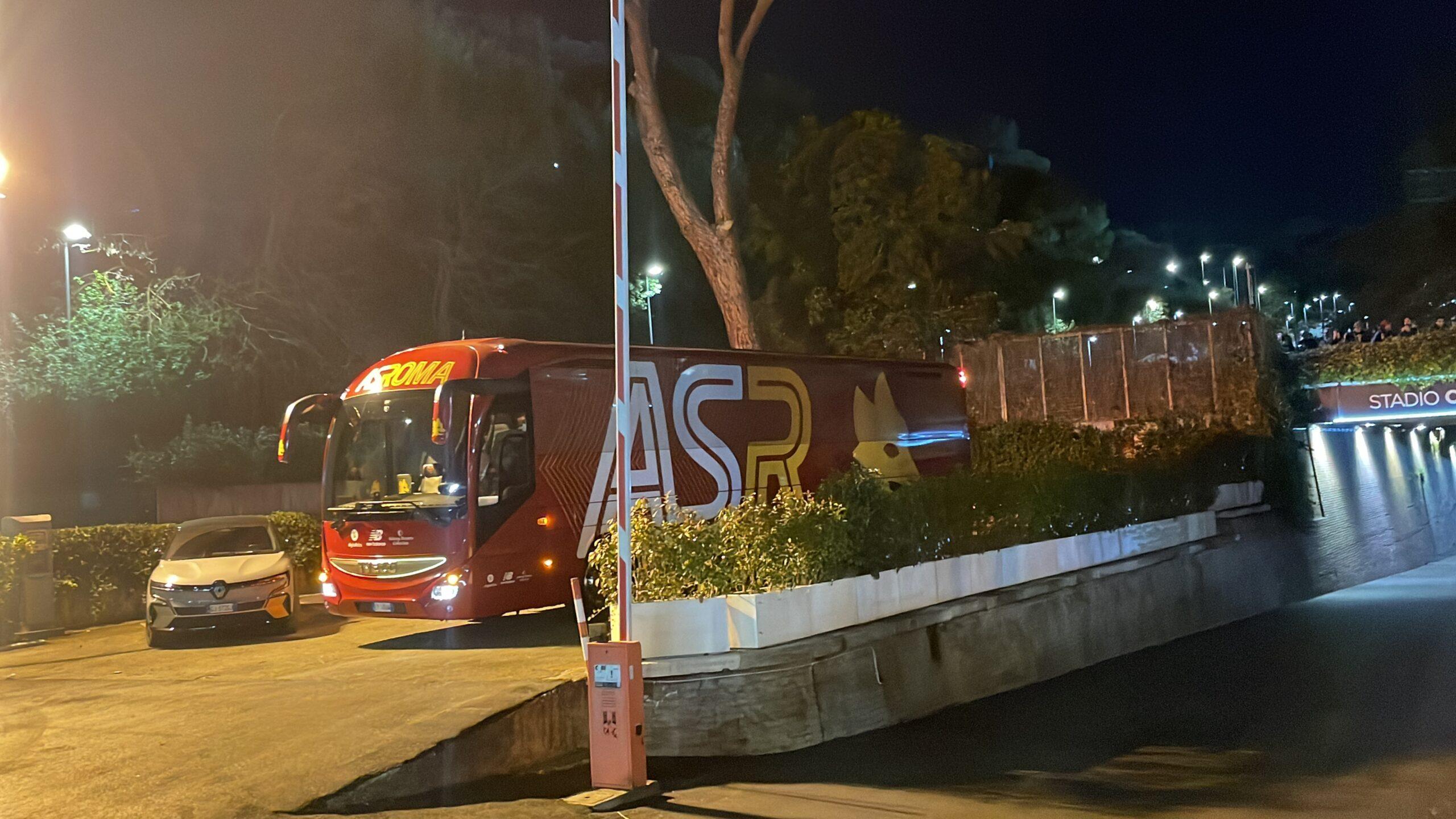 Roma – Juventus l’arrivo del pullman giallorosso, le parole dei tifosi e le formazioni ufficiali | VIDEO