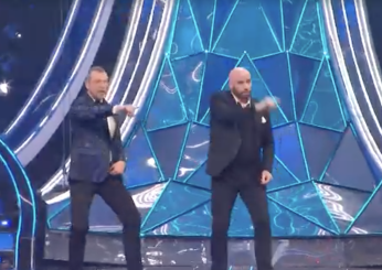 Sanremo 2024, John Travolta e Amadeus ballano insieme in un medley