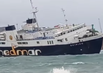 Ponza, traghetto rischia di ribaltarsi: vento forte e onde di 8 metri. Il VIDEO