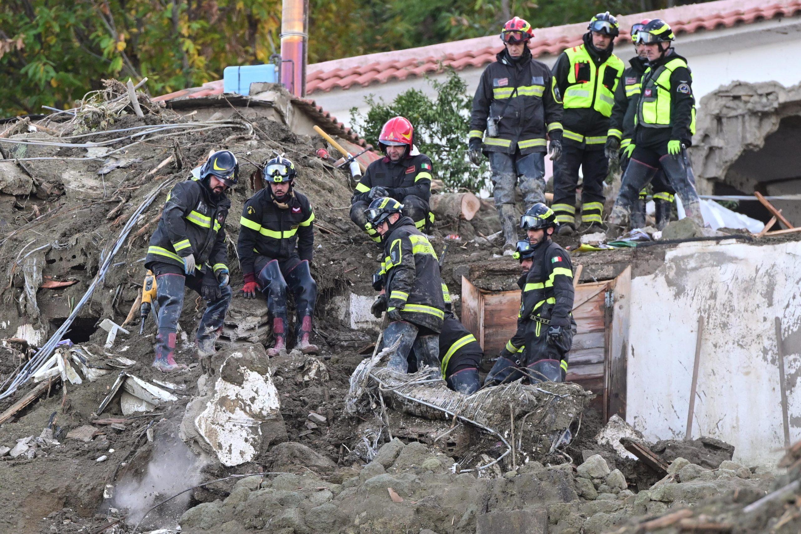 Tragedia Ischia, migliora idraulico rimasto appeso ad una persiana per sei ore: la storia dell’ “uomo di fango”