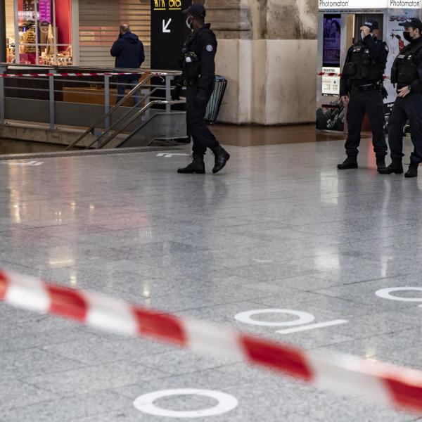 Parigi, sei persone accoltellate alla stazione Gare du Nord. Fermat…