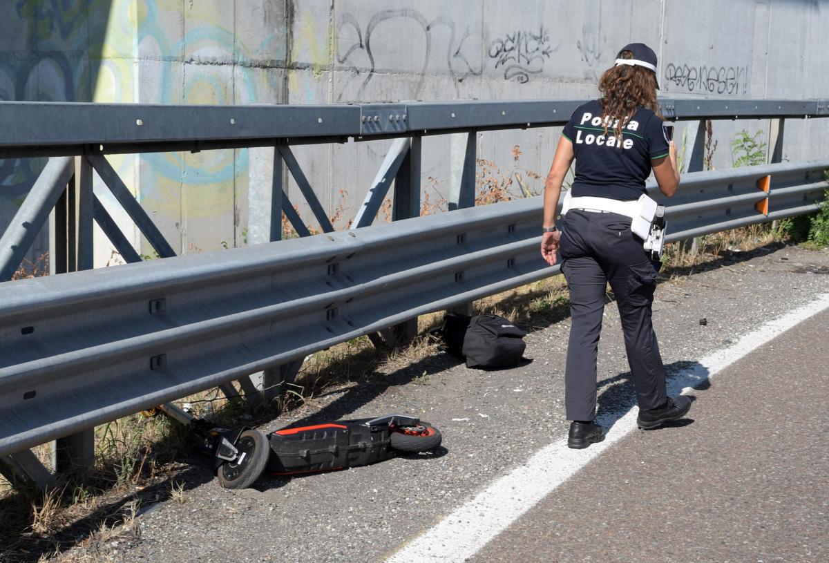 Ancona, incidente a Torrette: un’auto travolge un monopattino, feri…