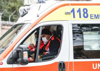 Taranto, auto finisce contro un palo a causa di un incidente stradale: gravi quattro donne