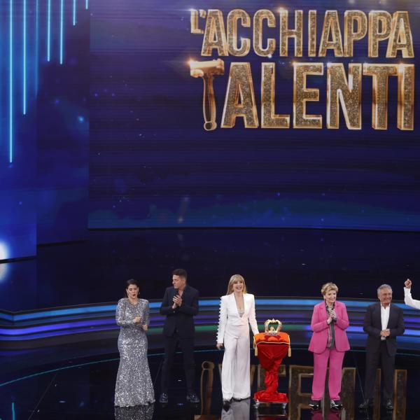 “L’acchiappatalenti” crolla ancora negli ascolti tv, la voce sul web: “Inguardabile, non ritornerà l’anno prossimo”