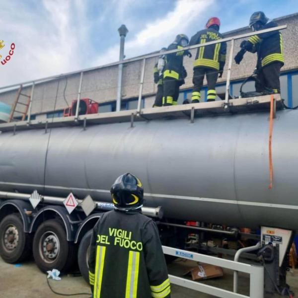 Padova, incidente sul lavoro oggi 3 giugno 2024: operai salvati dopo essere rimasti bloccati in una cisterna di bitume