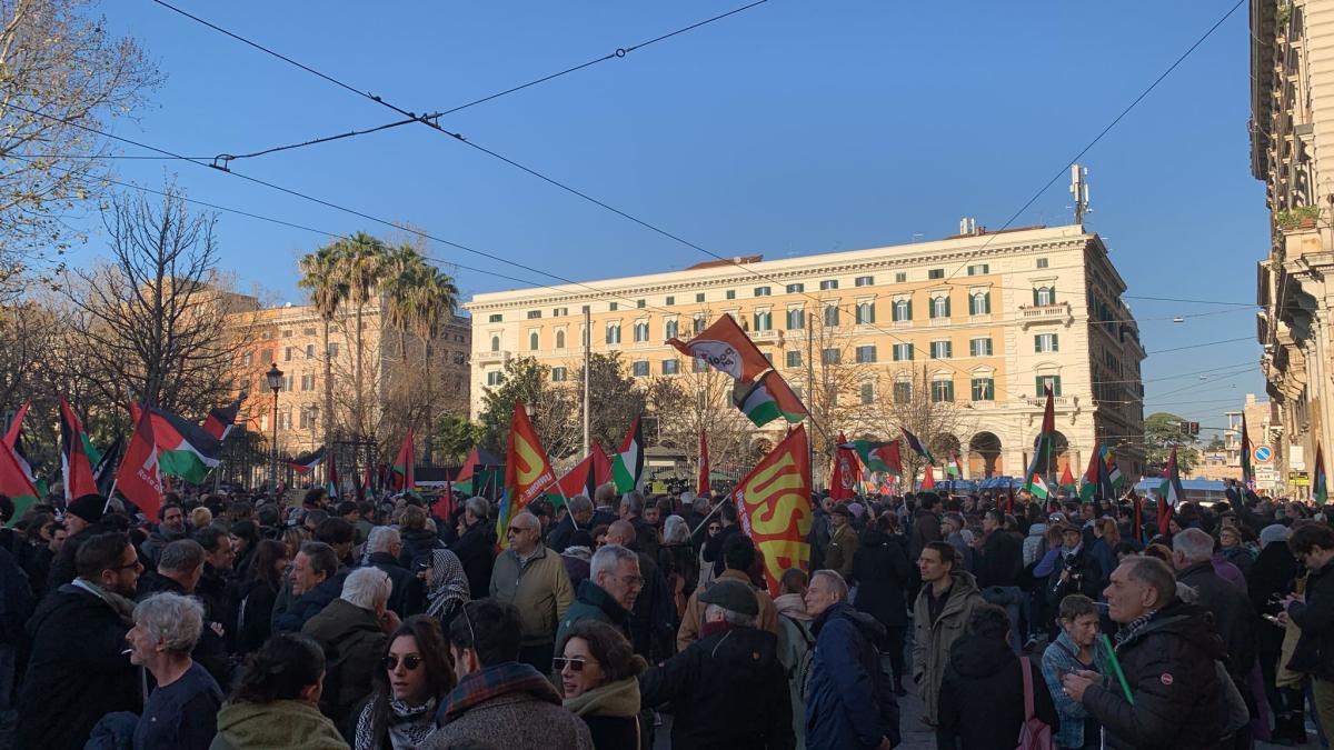 “Basta complicità” i manifestanti pro Palestina sfidano i divieti e si riuniscono in sit-in a Piazza Vittorio Emanuele a Roma| VIDEO