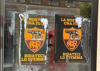 Roma, contestazione dei tifosi per le vie della Capitale con adesivi e striscioni: “Ridateci lo stemma” | FOTO