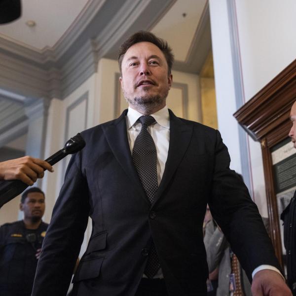 Elon Musk scatena i meme su X: “Vaccini inutili”, “Zelensky sono 5 minuti che non chiede soldi”