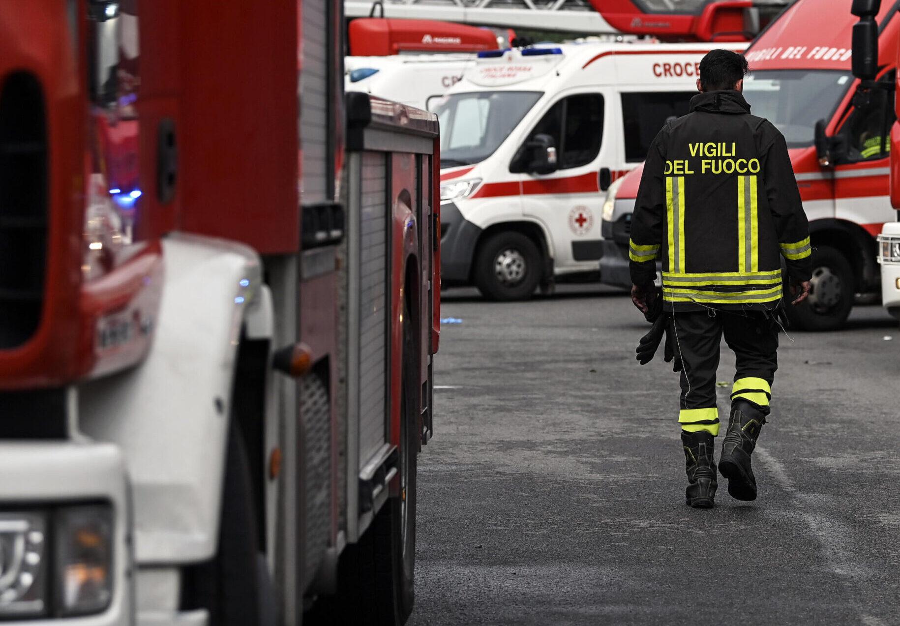 Reggio Calabria, incidente lungo la Ss106: auto esce fuori strada e prende fuoco. Un morto