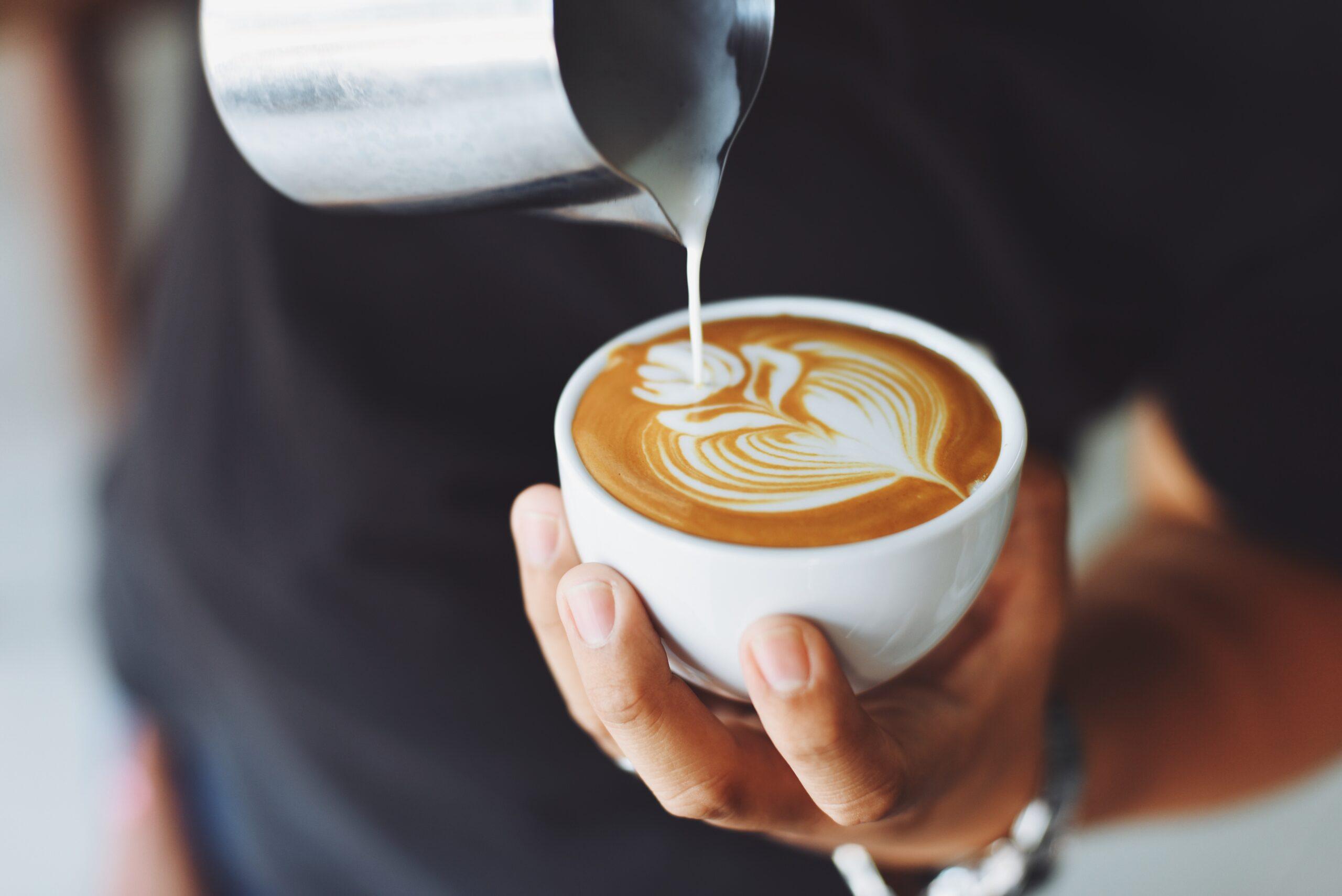 Milano, influencer statunitense ordina cappuccino con la pasta: la reazione del cameriere spopola su Instagram | VIDEO