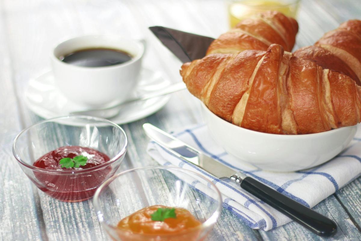 Una colazione indimenticabile con la ricetta dei cornetti ischitani