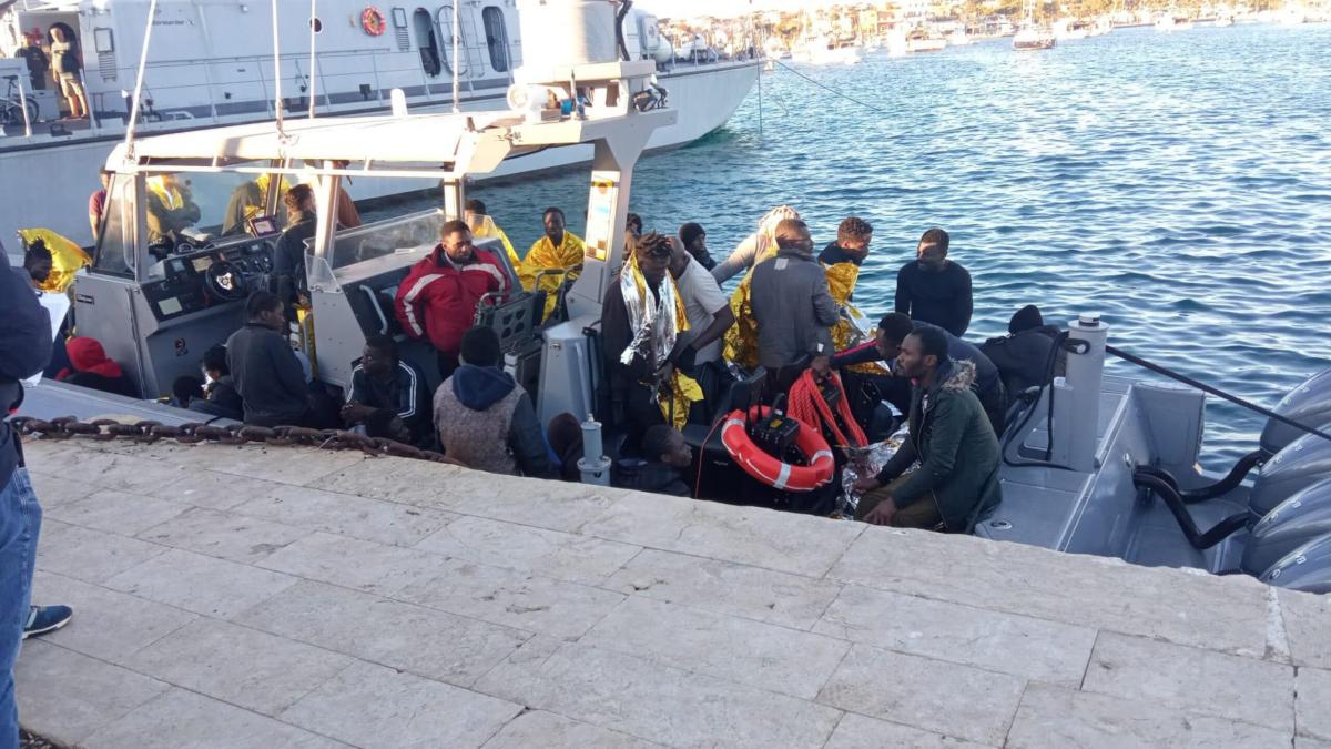 Strage di migranti a Cutro: 62 vittime. Fermati 3 presunti  scafist…