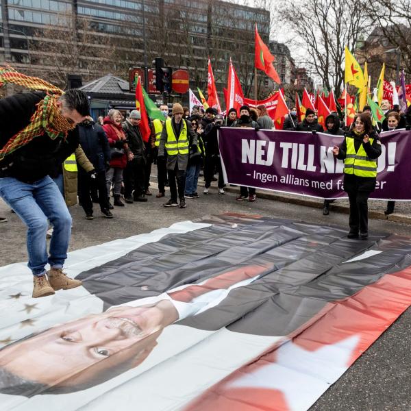 Svezia: manifestanti bruciano il Corano, ira di Ankara