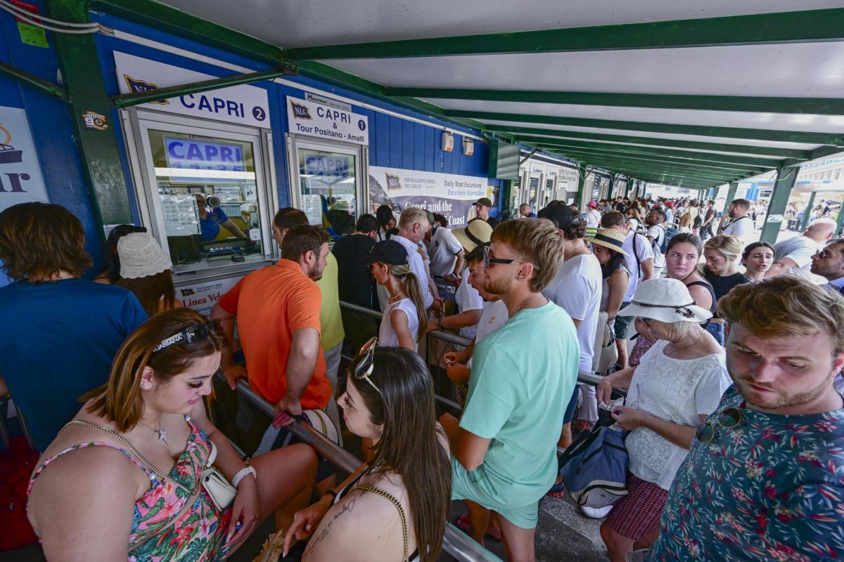 Capri rimane senza acqua oggi per un guasto, sindaco dell’isola blocca i turisti | VIDEO