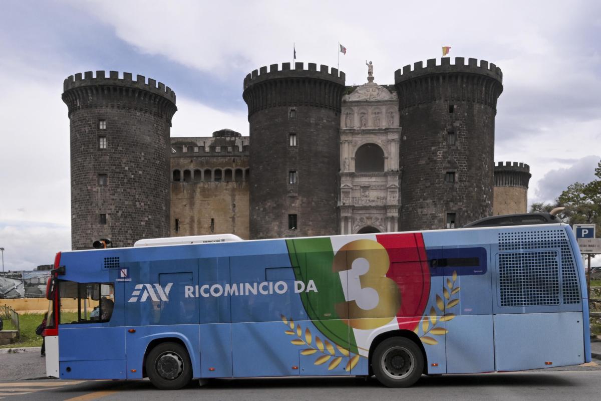 Napoli, autista di bus salva 70 persone da dirottamento da parte di…