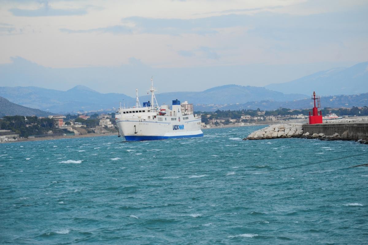 Traghetto affronta il mare in tempesta a Ponza: la traversata da incubo di 5 ore fino a Formia | Video