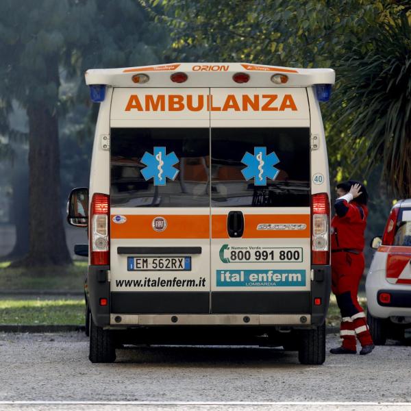 Como, donna di 80 anni investita da un’auto a Inverigo: è grave