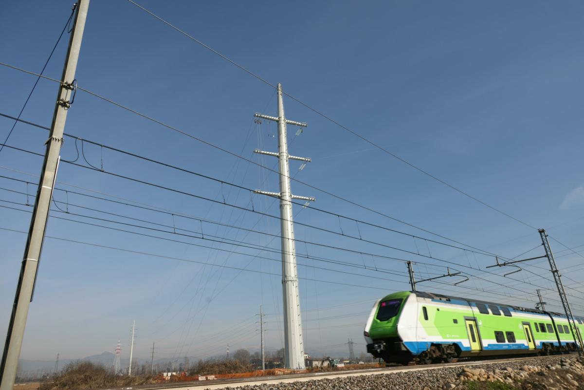 Pavia, trovato cadavere vicino alla ferrovia di Vigevano: indagini in corso