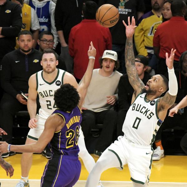 NBA, Lillard quarto nella classifica all-time delle triple. Vincono però i Lakers contro i Bucks: Dinwiddie e Russell decisivi | VIDEO