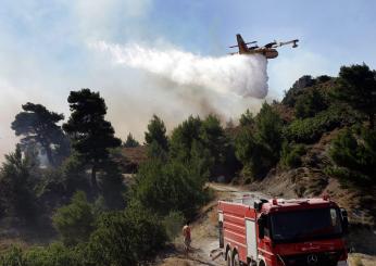 La Grecia brucia: incendi ad Atene, Stamata e Keratea. Morto un 45enne mentre scappava dalle fiamme | VIDEO