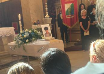 Omicidio di Thomas Luciani, commozione e lacrime per il funerale del 16enne a Rosciano. La fidanzata: “Non dimenticherò mai il tuo sorriso”| VIDEO